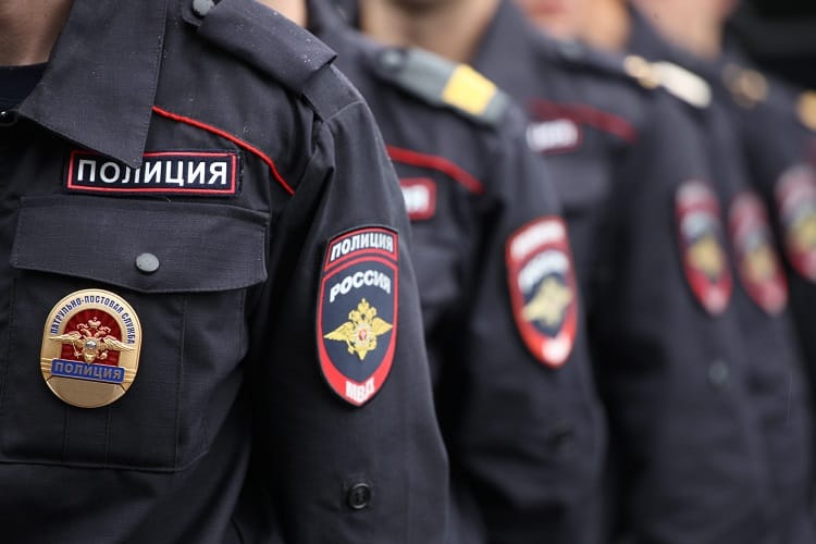 Moscow Policeman's Suicide Linked to Gambling Debt