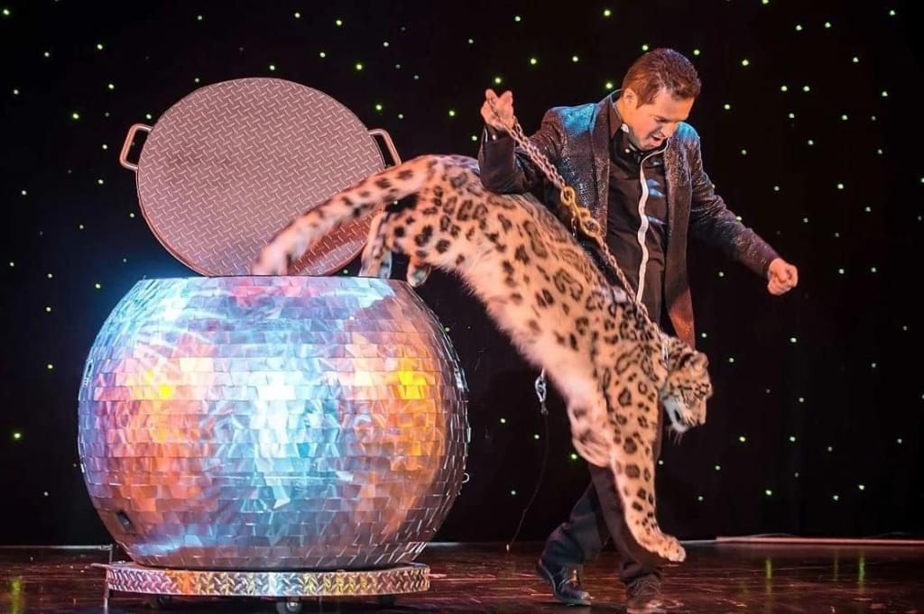 Dirk Arthur, Las Vegas' last animal trainer, has died.