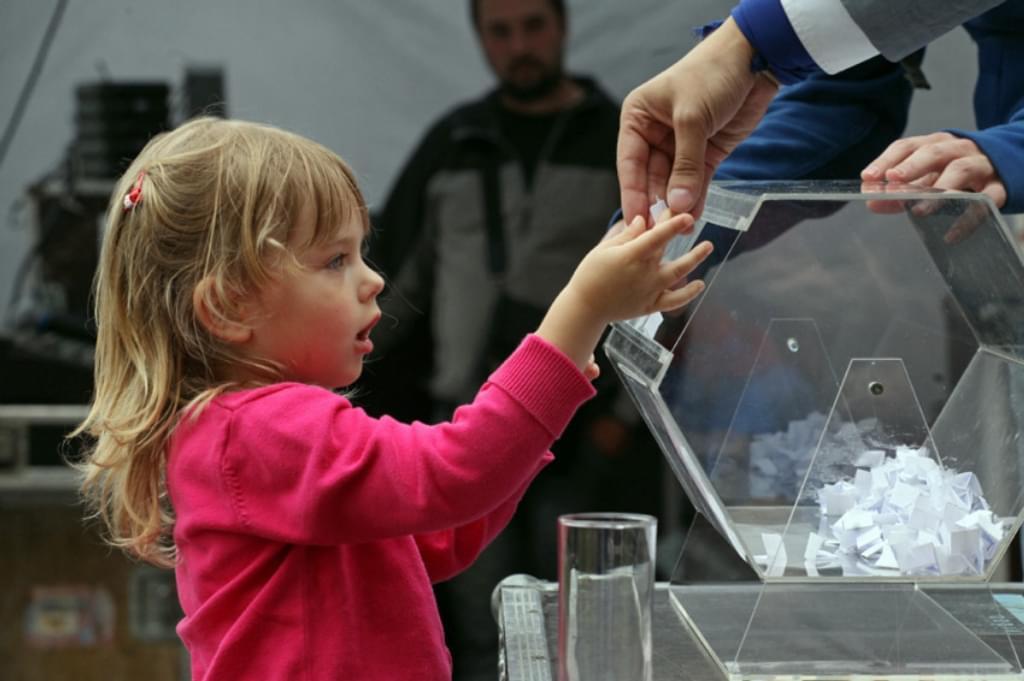 US Advises Against Gifting Lottery Tickets to Children